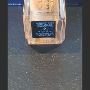 Fiona stiles luminous finish foundation
